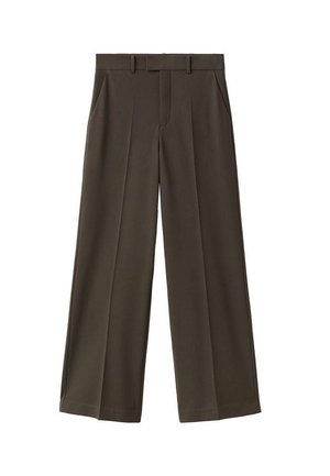 Pantalones de pierna ancha en verde oliva oscuro, confeccionados con tejido suave. Incluyen un corte recto, dos bolsillos frontales y una cintura plana en la parte delantera.
