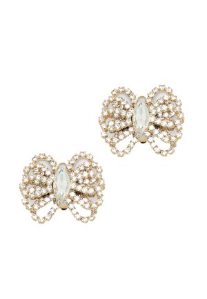 Pendientes en forma de mariposa en tono dorado con rhinestones claros y una gema ovalada central. Incluyen un detallado intrincado y elementos de diseño texturizados.