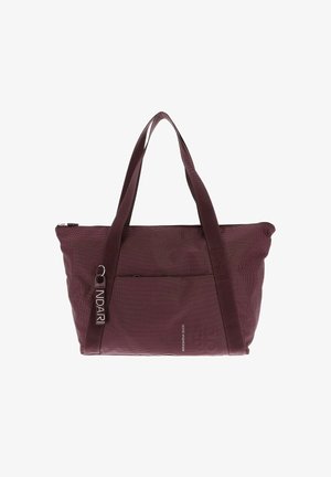 Grande borsa tote bordeaux con doppie maniglie, tasca frontale e un piccolo tag del marchio attaccato a una maniglia.