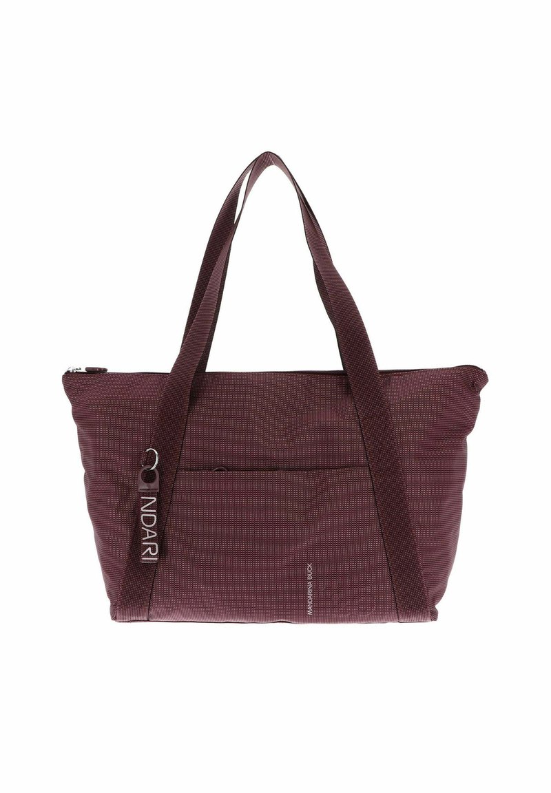 Grande borsa tote bordeaux con doppie maniglie, tasca frontale e un piccolo tag del marchio attaccato a una maniglia.
