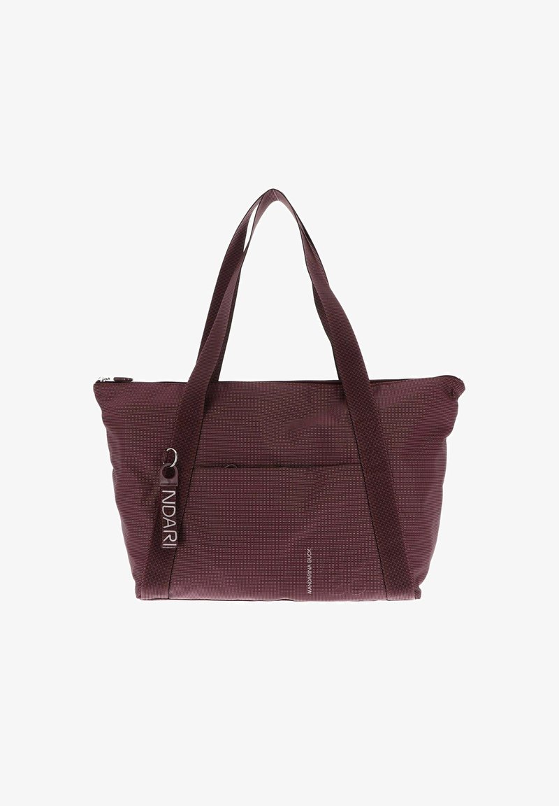 Grand sac fourre-tout bordeaux avec doubles poignées, poche avant et une petite étiquette de marque attachée à une poignée.