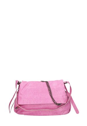 Sac à épaule en tissu rose avec une texture lisse, rabat pliable et une accent en chaîne. Dispose d'une bandoulière amovible pour plus de polyvalence.