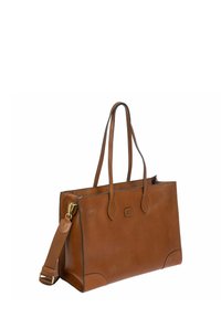 Bolso tote de cuero marrón con dos asas superiores, una correa de hombro ajustable y un acabado suave. Presenta un detalle de logotipo en la parte frontal y acentos laterales.