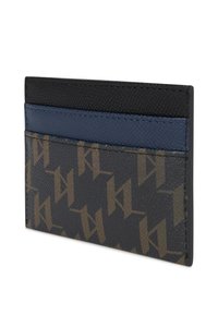 Vékony kártyatartó fekete, kék és barna mintázott bőrből készült panelekből, oldalnézetből látható több kártyatartó rekesszel.