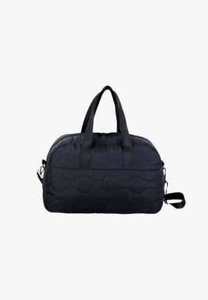 Musta duffel-laukku, jossa kuusikulmainen tikattu kuvio, kangasmateriaali, kaksi yläkahvaa ja säädettävä olkahihna. Vetoketjullinen suljenta.