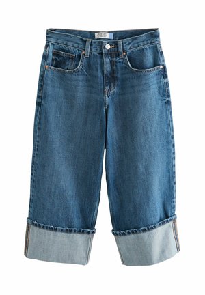 Pantaloncini di denim blu a gamba larga con risvolti, bottoni frontali e tasche, esposti su uno sfondo bianco.
