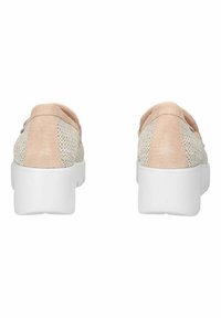 Sneakers leggeri con una texture intrecciata in crema, dettagli in morbido suede rosa e una suola spessa bianca. La vista posteriore mette in evidenza le due texture.