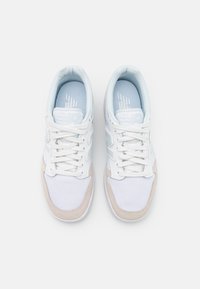 New Balance Baskets basses - white