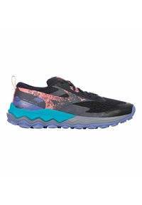 Baskets de sport noires avec des accents rose vif et turquoise, tige texturée et design de semelle extérieure ondulée. Comprend des lacets et une languette.
