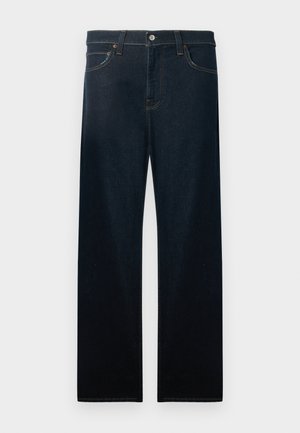 Jeans de denim azul escuro com corte reto, apresentando um fecho frontal por botão, passadores de cinto e detalhes de costura em contraste.
