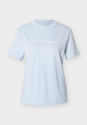 Svetlomodré bavlnené tričko s krátkymi rukávmi a okrúhlym výstrihom, na ktorom je výrazne zobrazené biele logo "Calvin Klein Jeans".