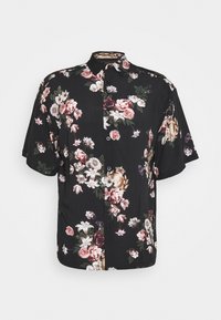Camicetta nera a maniche corte con bottoni, caratterizzata da una stampa floreale con fiori rosa, bianchi e viola, realizzata in tessuto leggero.
