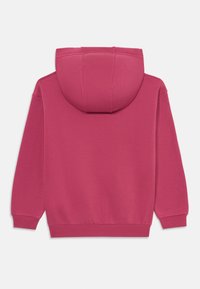 Sweatshirt com capuz em rosa brilhante, com punhos e bainha canelados, textura suave e design minimalista. Apresenta um capuz grande e estruturado.