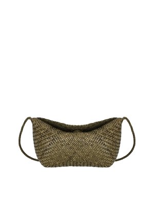 Borsa a cesta intrecciata marrone con due manici ad anello, caratterizzata da un design curvo e apertura superiore.