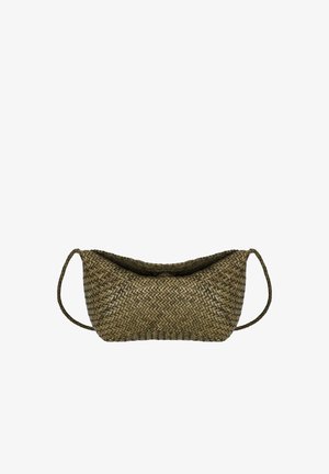 Borsa a cesta intrecciata marrone con due manici ad anello, caratterizzata da un design curvo e apertura superiore.
