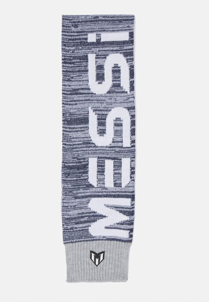 Sciarpa lavorata a maglia in blu navy e grigio con un motivo testurizzato. Presenta grandi lettere bianche e un logo nero all'estremità. Materiale morbido e elastico.
