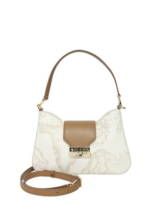 Borsa strutturata bianca con pattina e tracolla in pelle marrone chiaro. Presenta un motivo di mappe e hardware dorato sulla chiusura frontale.
