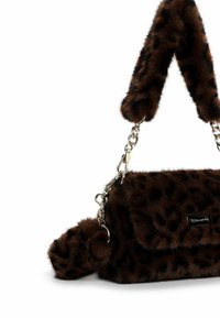 Borsa in pelliccia sintetica marrone con stampa leopardata, tracolla a catena e manico morbido. Presenta un accento pom-pom staccabile e hardware in argento.