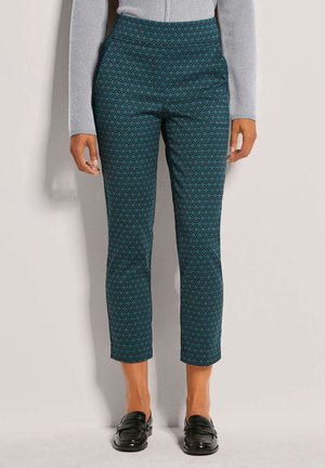 Blauwe gestreepte broeken met een hoge taille en slim fit. De stof heeft een geometrisch ontwerp en is gecombineerd met een lichtgrijze top.