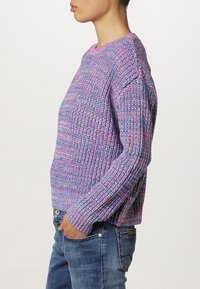 Pullover lavorato a maglia in tonalità multicolori di viola e blu, con scollo rotondo, texture a coste e vestibilità ampia con spalle scese.