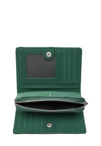 Zielony portfel wykonany z teksturowanego materiału z zamkiem błyskawicznym, kieszonkami na karty i przezroczystym oknem na identyfikator. Posiada zapięcie na zatrzask i srebrne akcesoria.