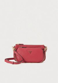 Rote synthetische Umhängetasche mit goldfarbenen Beschlägen, einer strukturierten Oberfläche, zwei Reißverschlussfächern und einem verstellbaren Kettenriemen.