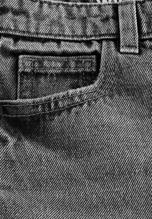 Czarne dżinsy z denimu charakteryzują się teksturowanym materiałem, klasyczną kieszenią i widocznymi szwami, podkreślającymi trwałość tkaniny.