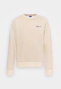 Sudadera de punto beige con un patrón texturizado, puños y dobladillo acanalados, y un pequeño logo azul bordado en el pecho.