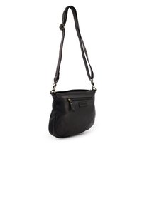 Schwarze Leder-Schultertasche mit einer Reißverschlusstasche vorne, verstellbarem Schultergurt und strukturiertem Seitenpanel. Mit einem Markenlogo auf der Vorderseite.