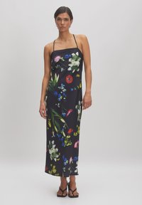 Maxikleid mit Blumendruck auf dunklem Hintergrund, ausgestattet mit einem taillierten Oberteil und verstellbaren Trägern. Bunte Blumen in unterschiedlichen Größen und Texturen.