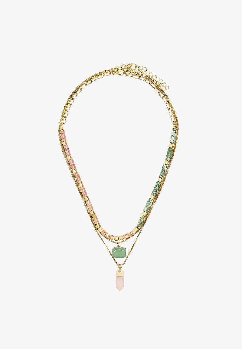 Wielowarstwowy naszyjnik z złotych łańcuszków, pastelowymi różowymi i zielonymi koralikami, zielonym akcentem kamienia oraz zawieszką z przezroczystego kwarcu.