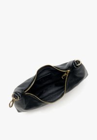 Czarna skórzana kopertówka z teksturowaną powierzchnią, złotym zamkiem błyskawicznym i podszewką, charakteryzująca się minimalistycznym wzornictwem i brakiem dodatkowych wzorów.