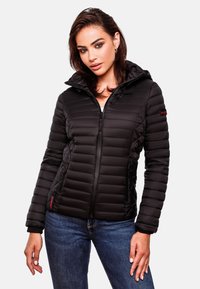 Veste noire rembourrée avec un zip à l'avant, une capuche et des poches latérales. Présente un design matelassé et un accent logo rouge sur la manche.
