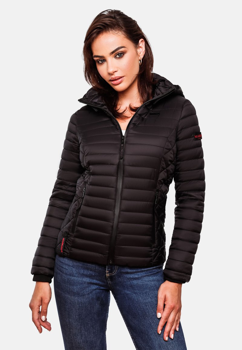 Veste noire rembourrée avec un zip à l'avant, une capuche et des poches latérales. Présente un design matelassé et un accent logo rouge sur la manche.