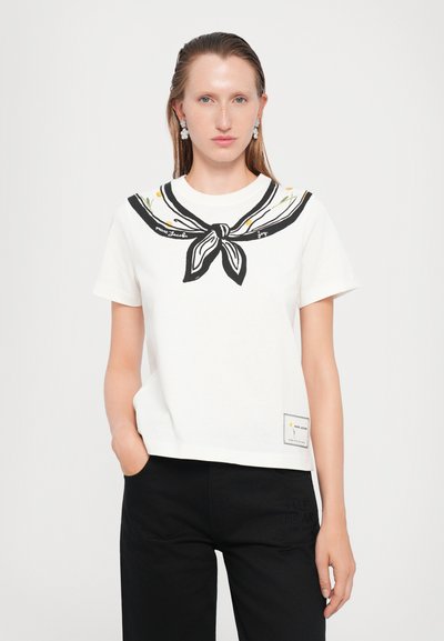 Tricou alb din bumbac cu un design de guler marin negru și galben și mâneci scurte. Include eticheta cu logo în colțul stâng de jos.