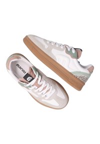 Witte en beige sneakers van suède en leer, met roze en groene accenten, een gumrubberen zool en geperforeerde details op de hiel.
