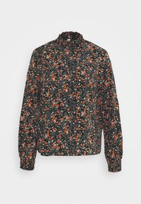 Svart blommig blus med långa ärmar, en veckad hals och flerfärgade små blommor i röd, vit och grön över tyget.