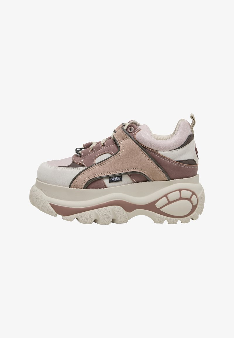 Baskets à plateforme épaisses en beige, rose et marron avec une semelle épaisse texturée et un laçage à l'avant, marquées d'une petite étiquette "Buffalo".