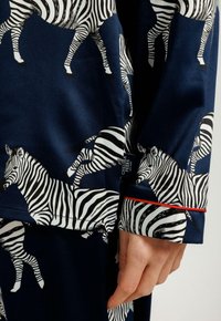 Chelsea Peers ZEBRA PRINT REVERE SET - Pyjama set - navy