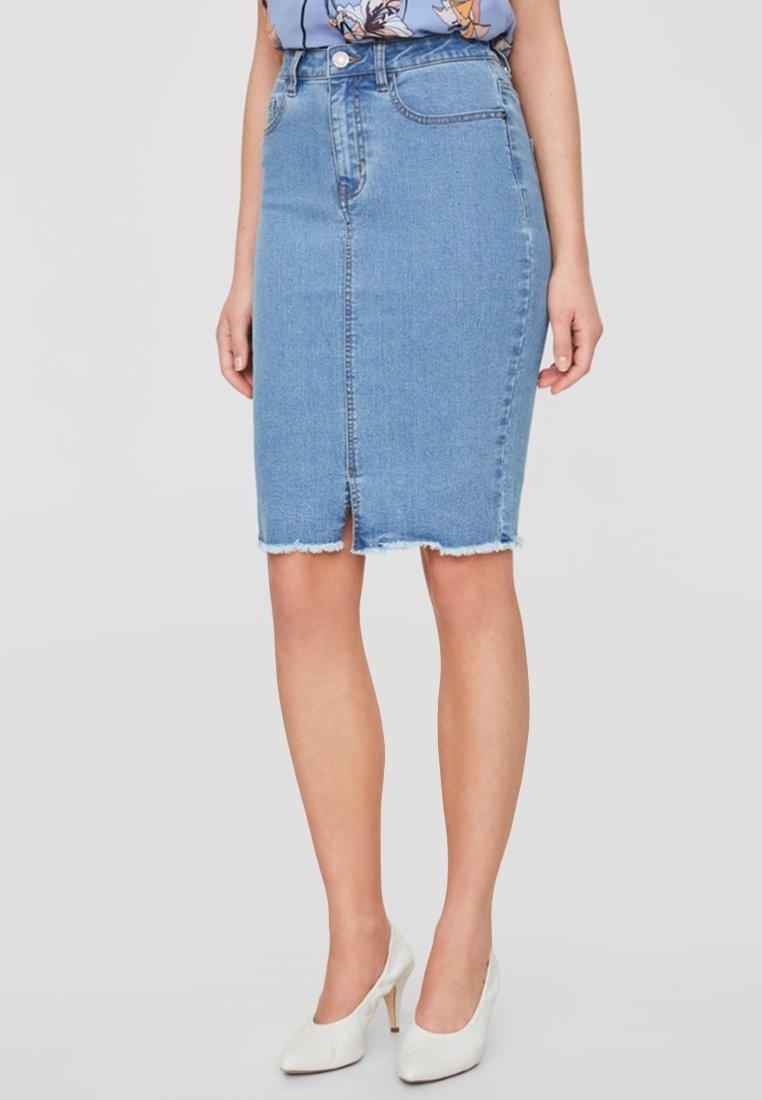 Jeanskjol i ljusblått, knälång med en framspaltning och fransad fåll. Har hög midja och femfickdesign.