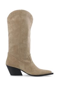 Beiger Wildleder-Cowboystiefel mit mittlerer Schaftlänge, spitzer Zehenpartie und schrägem, schwarzem Stacked-Absatz vor weißem Hintergrund.