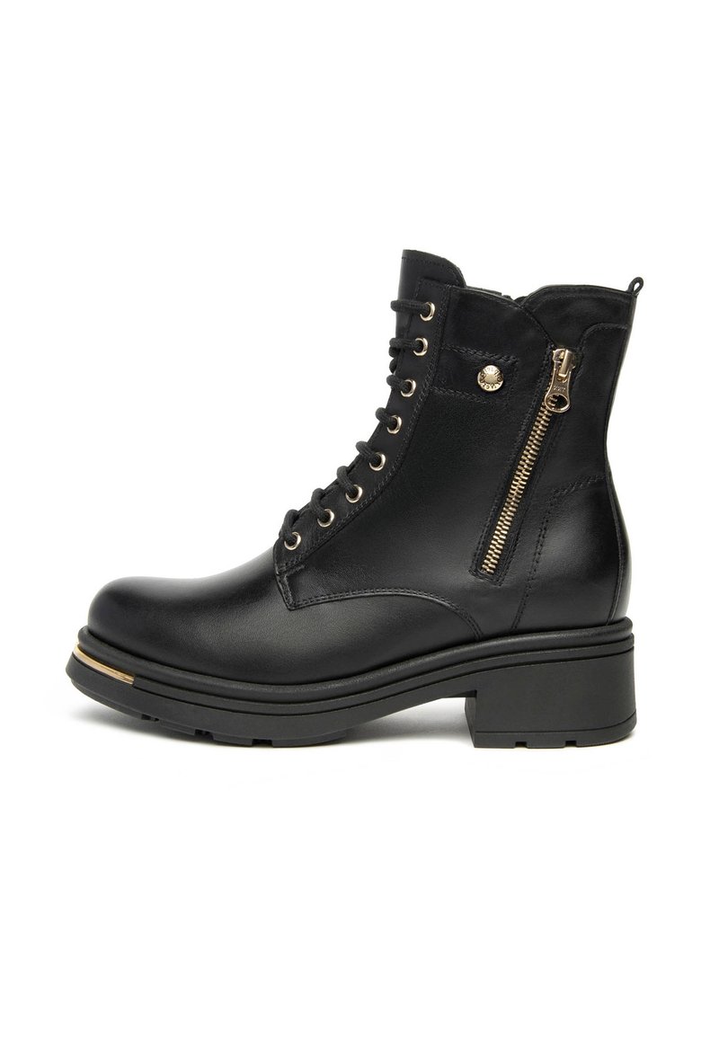 Botte chevilles en cuir noir avec lacets à l'avant, fermeture éclair décorative dorée et détail de bouton, semelle épaisse et petit talon carré.