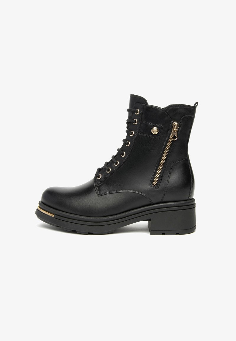 Schwarze Leder-Stiefelette mit Schnürung, dekorativem goldfarbenem Reißverschluss und Knopfdetails, robuster Sohle und niedrigem Blockabsatz.