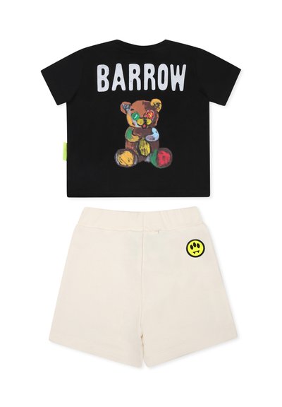 T-shirt nera con la scritta "BARROW" e design di un orsetto colorato. Pantaloni corti crema con elastico in vita e patch con faccina sorridente gialla.