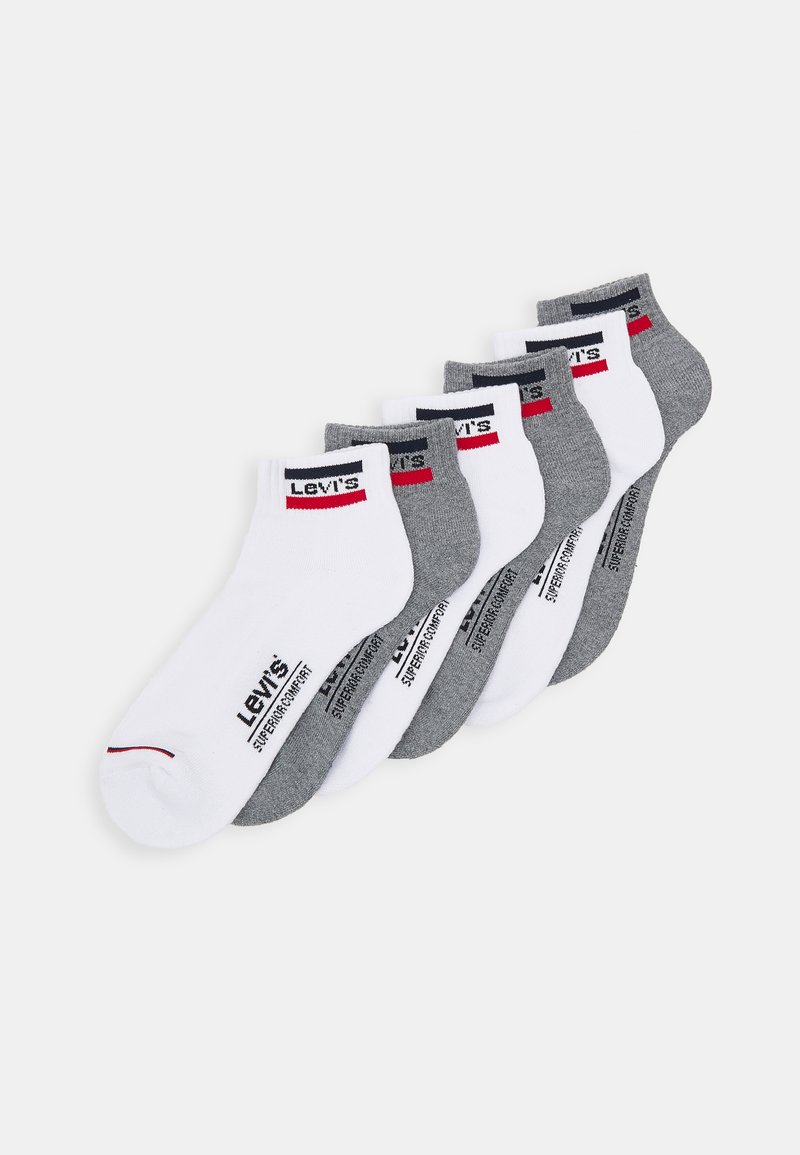 Cinco pares de meias de torres em branco e tons de cinza. Cada uma apresenta um punho canelado e uma faixa com o logótipo "Levi's" e pormenores em vermelho.