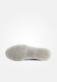 Suola di sneaker bianca in gomma testurizzata, con un battistrada a motivo per una buona aderenza e un design centrale liscio; estetica pulita e minimale.