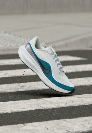 Nike Performance, REVOLUTION 8 UTILITY - Обувки за бягане по асфалт - off white/black/bright spruce