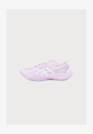 Chaussure de course athlétique violet clair avec des bandes blanches de logo et une semelle épaisse et rembourrée sur un fond uni.