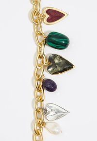 Pulsera de cadena de oro que presenta seis charms en forma de corazón en colores rojo, verde, verde oscuro, púrpura, plateado y perla blanca, con texturas variadas.