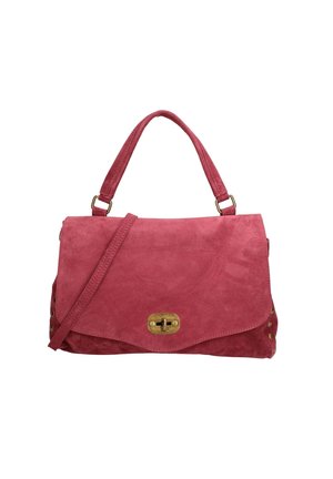 Sac à main en suede rose avec un rabat et une quincaillerie dorée. Équipé d'une anse supérieure et d'une bandoulière réglable, avec des rivets décoratifs sur les côtés.